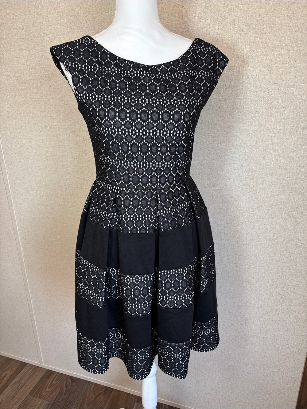 Tíana B Black & White Geometric Fit & Flare Dress Sz 4 Careerwear Cocktail